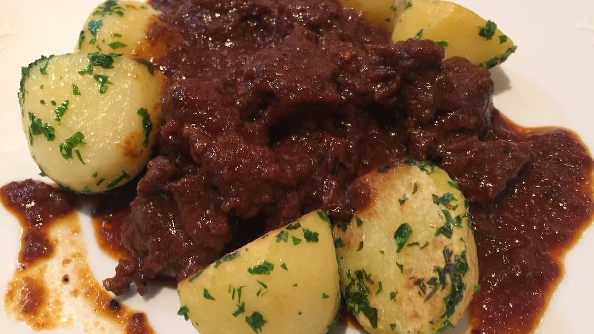 Egyetlen hétköznapi folyadék teszi ellenállhatatlanná a marhapörköltet – alig néhányan ismerik a titkot