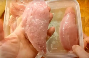 Ezért kell azonnal sóoldatba áztatni a bolti csirkét